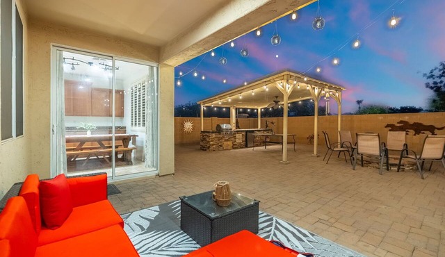 Spacious 4-Bedroom Home ~ Backyard BBQ Oasis