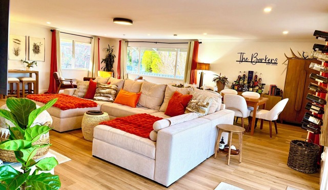 Spacious 4-bedroom private home in prestigeous Old SW. Close to it ALL- main 🏡