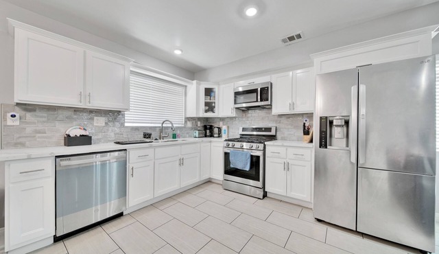 Spacious 4-bedroom house in charming Los Angeles with AC, WiFi