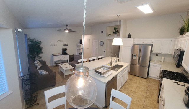 Spacious 4BR El Centro Home 5 Beds & 6-Car Parking