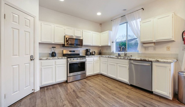 Spacious 5BR, 4 Bath With Hot Tub & Pool Table Only 5 Mi to Beach