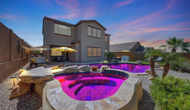 "Spacious 5BR Estrella Home, Pool Table, Heated Pool & Spa/Family & Groups"