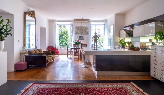 Spacious charming 2 bedrooms, garden view, golden quarter, 5 min walk to beach