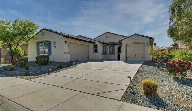 Spacious, clean 4 bd/3 bath house w/private pool, patio close to sports, hiking