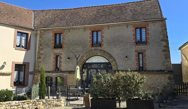 Spacious cottage near Paris with terrace and parking
