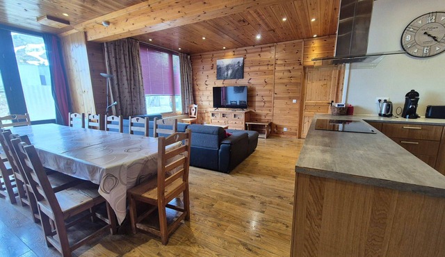 Spacious refurbished apartment 14 guests, sauna, pets allowed
