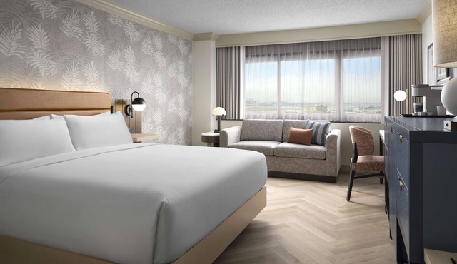 Spacious Renovated Unit Near LAX: Discover the Highlights of LA, Dog Friendly!