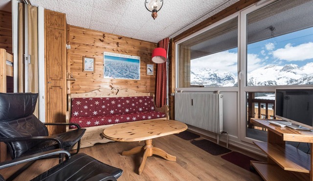 Spacious studio cabin for 4, pets allowed, east-facing balcony