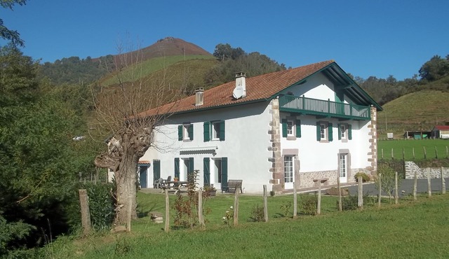 Spacious vacation home close to mountains and beaches in the heart of the Basque Country in Bidarray