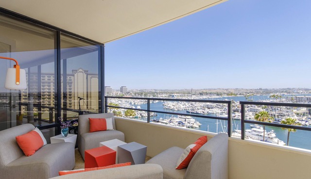 SPECIAL SANTA MONICA ADJACENT. Executive 2 bedroom Condo. Views, Pool & Gym