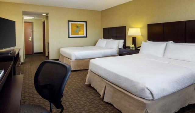 Standard 2 Queens at Holiday Inn Chandler - Outdoor Pool & Pets Are Welcome