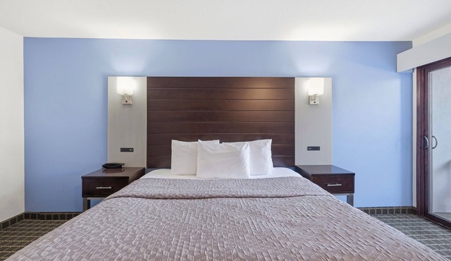 Standard King Room | Balcony or Patio, Pool & Parking near Boardwalk
