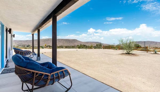 Stargazing/360 Elevated Views in Pioneertown with AC, EV, SPA, walk to Pappys