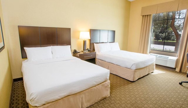 Stay at Holiday Inn Chandler: Pool, On-Site Dining & Just Minutes from ASU