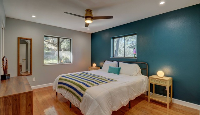 Stevie's Place: A Groovy Cabin Near Downtown Prescott