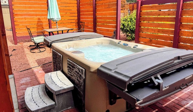 Stroll to Red Rock trails w HOT TUB! Modern 1 Bd, W. Sedona