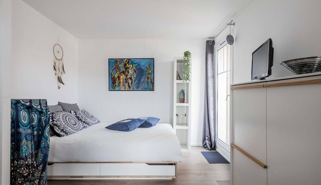 Studio 24m2, balcony, reversible air conditioning, private parking, streetcar