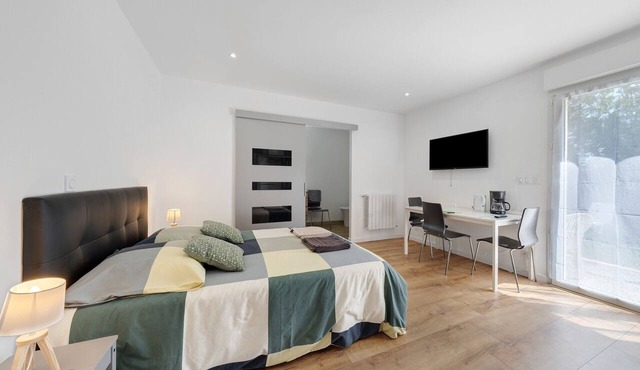 Studio Apartment '1' with Private Terrace, Shared Garden and Wi-Fi