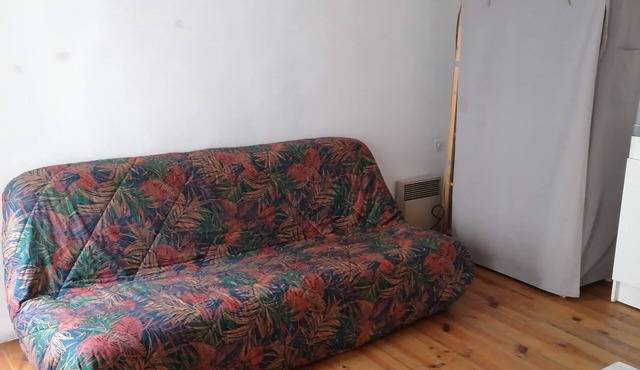 Studio close to all amenities - swimming pool, shops, restaurant.