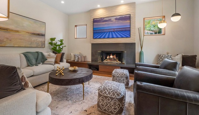 Stunning and sunny home with ocean view - walk to beach and Village of La Jolla