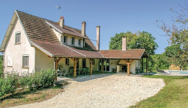 Stunning home in Eyliac