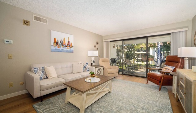 Stunning Resort Living 2 bed Luxury Condo in Oaks North- READ DESCRIPTION