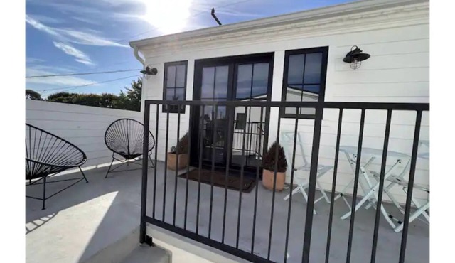 Stylish & Bright Beach Oasis! Newly built, private suite, 7 blocks to the beach!