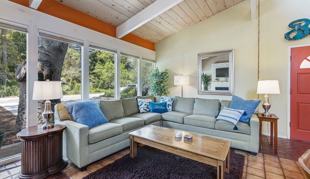 Stylish coastal getaway near dining & golf with pool table - stroll to beach