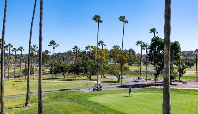 Stylish Suite and Enjoy the Hot Tub, Racquet Sports & Clubhouse Experience