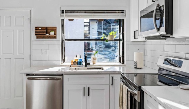 Sun and Stay: Cozy Condo with Fireworks View