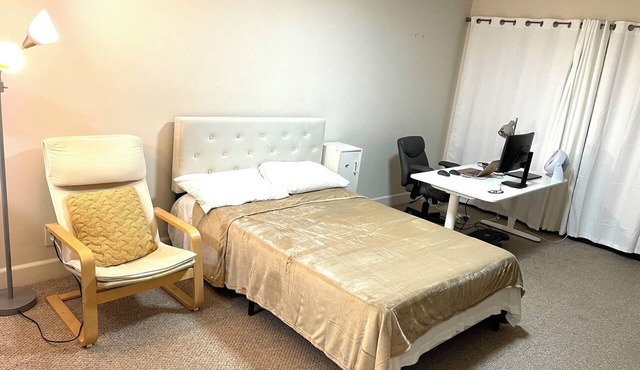 Sunny balcony studio in Westwood, LA at 10 min walk to UCLA with Gym, WiFi, AC