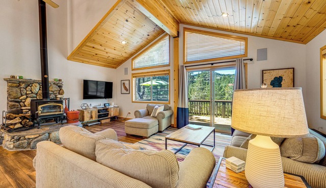 Sunny Cabin: 1 Mi to Tahoe Donner Resort!