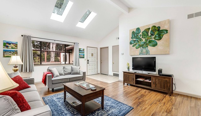 Sunny ranch near beach with two courtyards & washer/dryer - dog-friendly