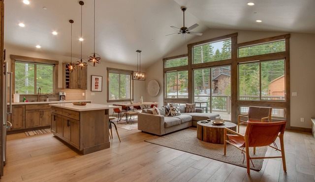 Sunrise Abode at Tahoe Donner - Luxurious New Build, Soaking Tub, HOA Amenities