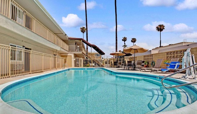 Super 8 by Wyndham Los Angeles-Culver City Area