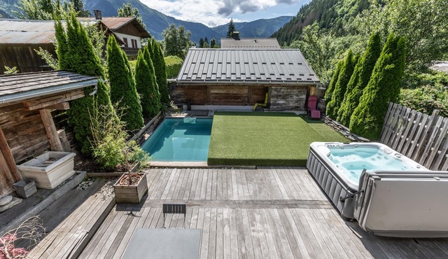 Superbe Chalet Familial Avec Piscine, Jacuzzi et Sauna