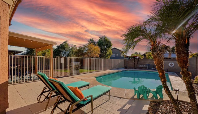 Surprise Pool Home! Close to Everything. Sleeps 13.