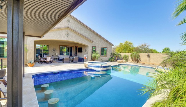 Swim-Up Bar & Putting Green: Goodyear Getaway!