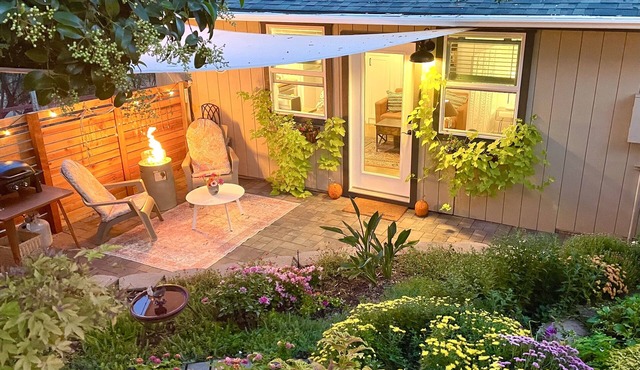 The Flower Bed studio cottage-your private garden paradise