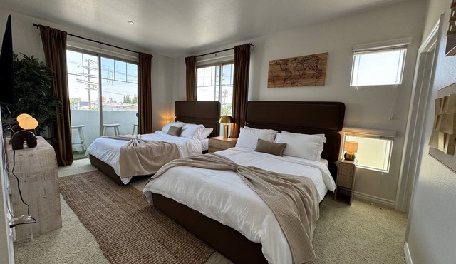 The Oaks Retreat w/Dual Balconies, Gym, Parking & Laundry