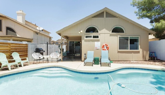 The "Pool Cottage" Upgraded Home FREE Heated Pool