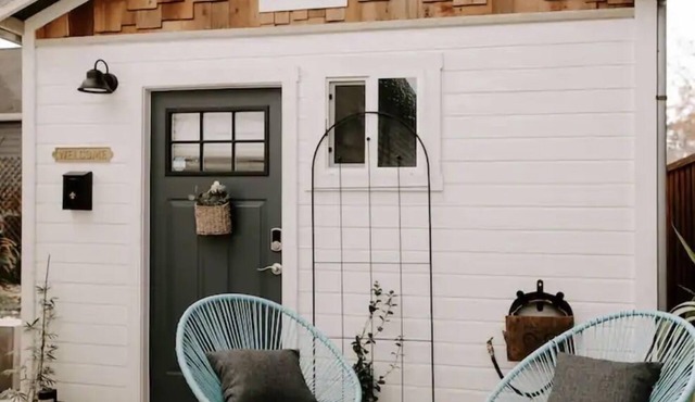 Tiny House Bungalow- walking distance to UC Davis Med Ctr, 10 min from Downtown!