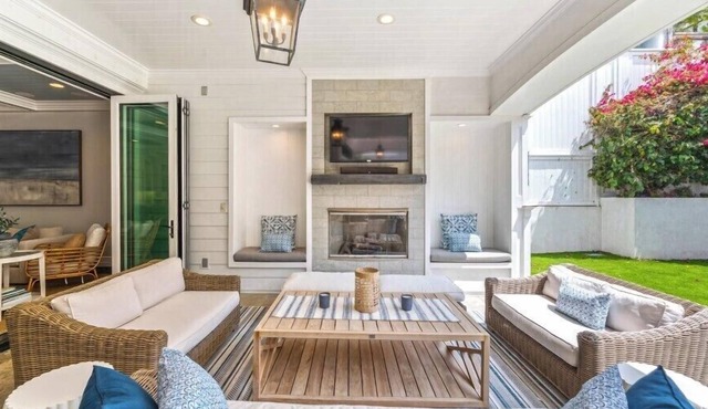 Tranquil Living at a Stylish Seaside Retreat in the Heart of Manhattan Beach