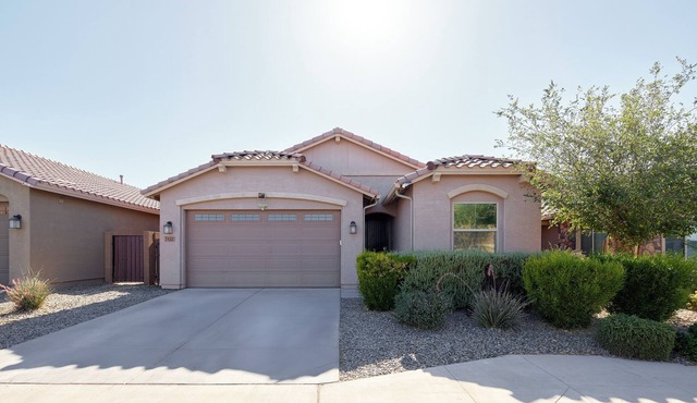 Tremendous 5-bedroom Modern Desert Retreat Near Airport and Downtown