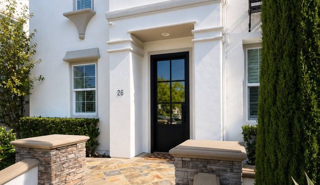 Trendy 2,400 sq ft 4B + 2.5 Ba with 2 King Beds, Pools and Pickleball