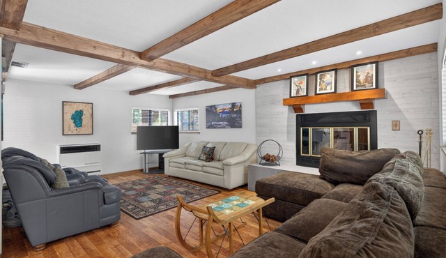 Trout Creek Knox Retreat - Pet Friendly, Fenced Yard, Ideal for 2 Couples