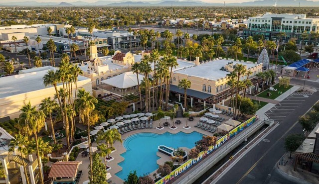 Two Elegant Units! Outdoor Pool, Free Parking and Gym Access!