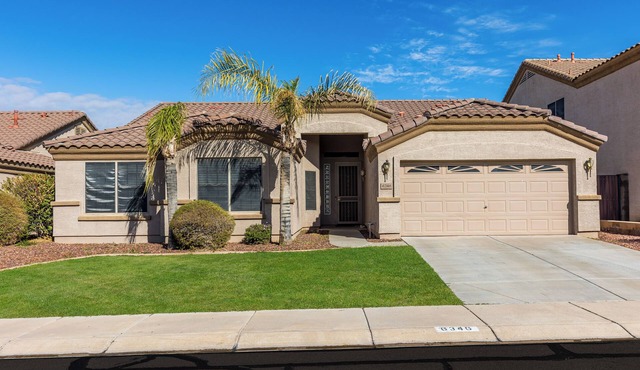 Unfurnished home in family-friendly North Phoenix! 3 Bed + Den, 2 Bath