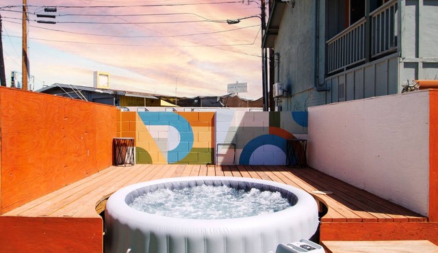 Unique "NEW" Studio Retreat - Hot Tub - Mins to Downtown, PHX Airport & ASU