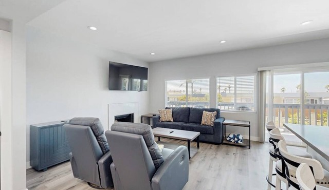 Updated townhome in gated community w/shared pool & jacuzzi - walk to beach
